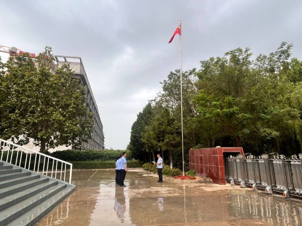 阿克苏执法支队阿拉尔执法大队组织周一升国旗“发声亮剑”.jpg