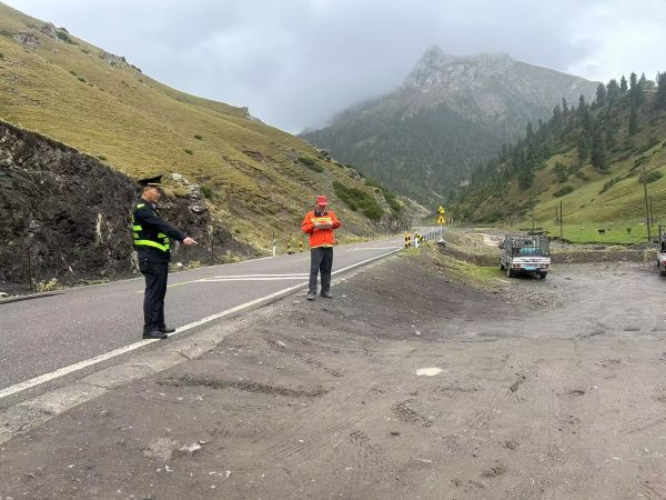 （执法人员联合公路养护所对辖区路段进行检查）.jpg