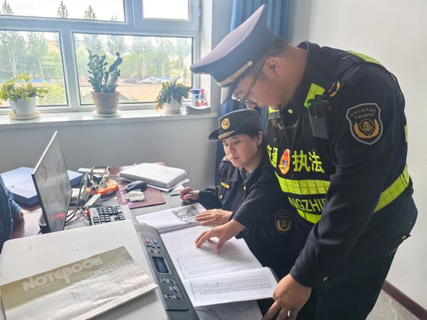 （执法人员对企业货车称重记录进行检查）.jpg
