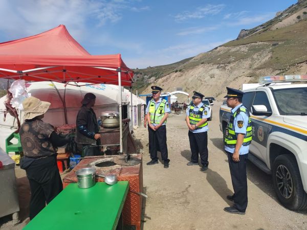 图片3：执法人员针对景区公路用地范围内出现的占道经营行为进行教育整治。.jpg