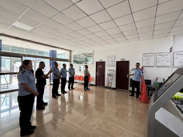 展示执法装备及便民设备.jpg