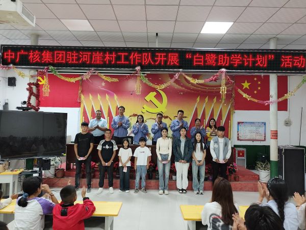 领取助学金合影.jpg