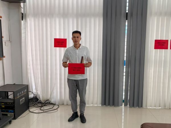 图为 选岗现场（罗建民 摄）.jpg