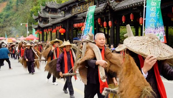 民俗活动巡游现场.jpg