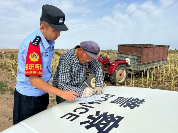 民警向沿线村民开展法治宣传.jpg