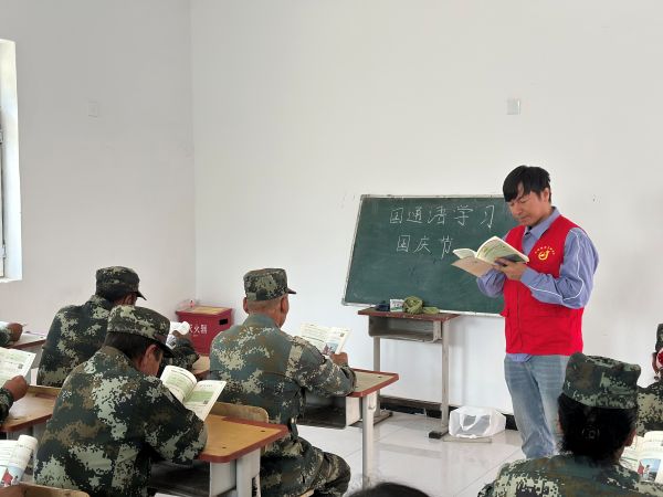 工作队队员苏里坦做国语教学.JPG