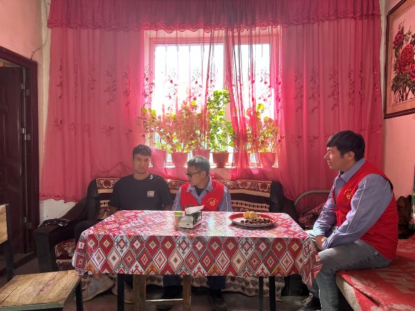 工作队在牧民家中与其交谈.JPG