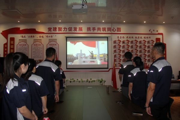 天筑润天劳务公司观看抗战胜利80周年阅兵仪式1.jpg