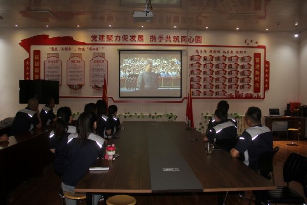 天筑润天劳务公司观看抗战胜利80周年阅兵仪式2.jpg