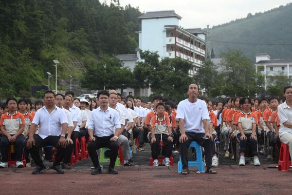 师生全神贯注观看大阅兵.JPG
