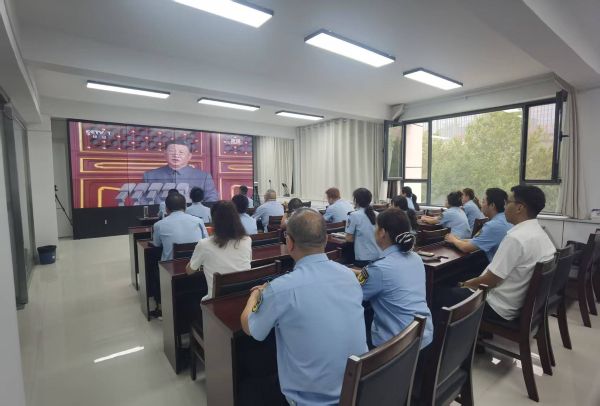 2025年9月3日上午9时，阿克苏执法支队机关全体人员在会议室集中观看纪念中国人民抗日战争暨世界反法西斯战争胜利80周年阅兵式2.jpg