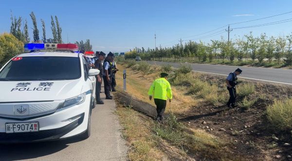 执法人员与公安警察同志在事故现场共同救火.jpg