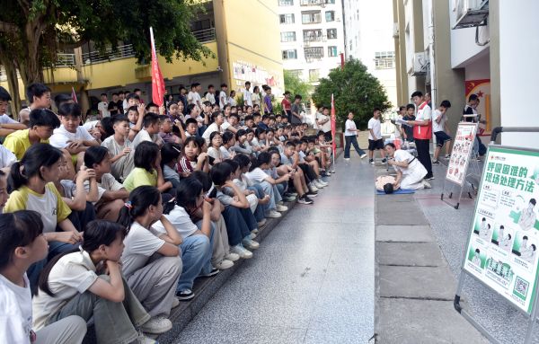 2025年9月3日，在贵州省黔东南苗族侗族自治州从江县第二民族中学，医护人员指导学生学习心肺复苏急救知识。.jpg