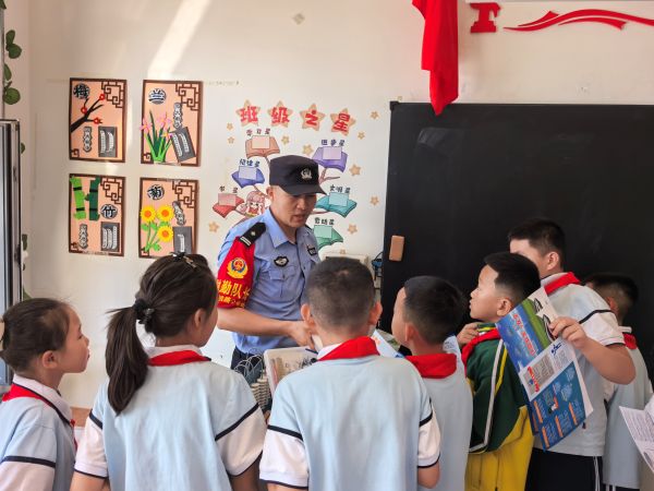 民警与学生进行有奖问答互动.jpg