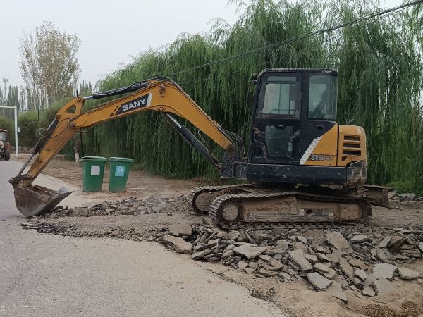 挖掘机正在铺设营区道路.JPG