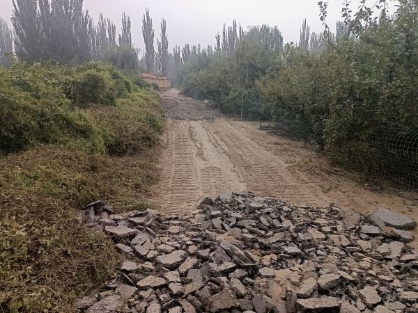 铺设了部分连砂石的营区道路.JPG