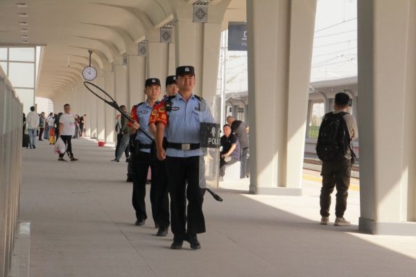 乌海站派出所民警在新站站台巡视。——摄影胡杰.jpg