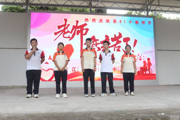学生朗诵.JPG