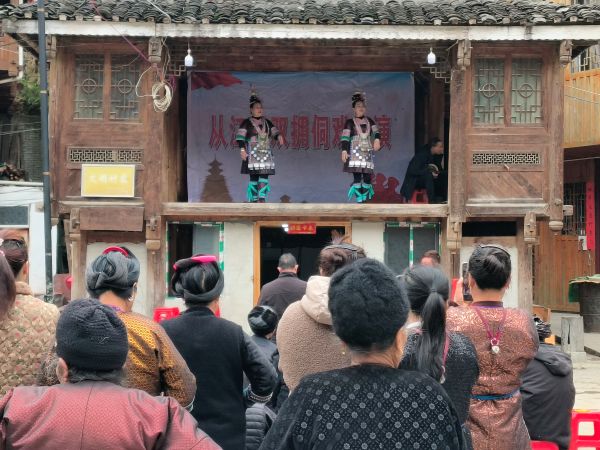 图为  在谷坪乡银潭村演出现场（鲁畅  摄）.jpg