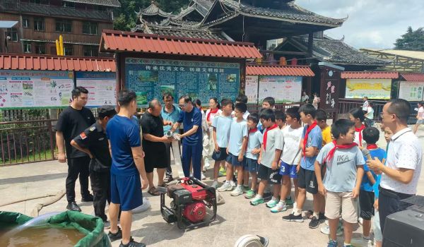学习操作消防器材.jpg