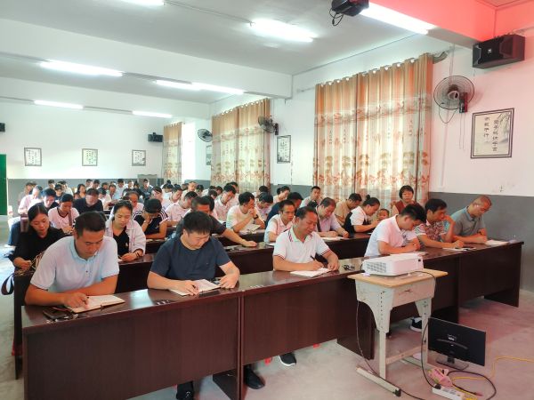 与会人员做笔记.jpg
