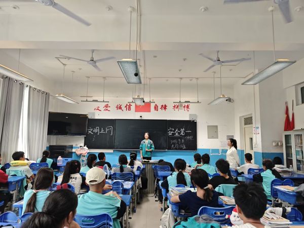 九年级主题班会照片.jpg