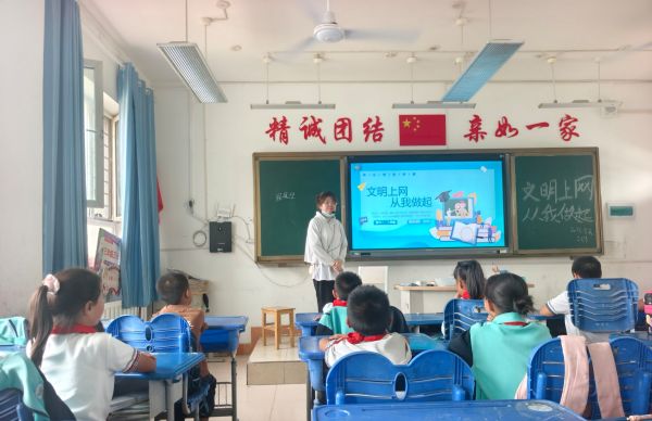 三年级主题班会照片.jpg