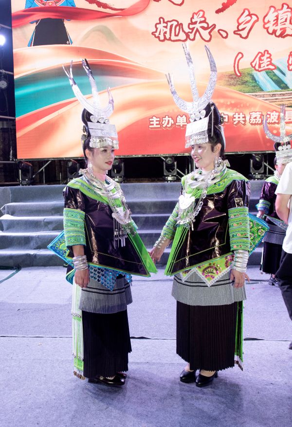 2025年9月13日，群众在贵州省黔南布依族苗族自治州荔波县人民广场参加2025年“爱在荔波·卯定一生”系列文艺节目表演活动合影纪念。15.jpg