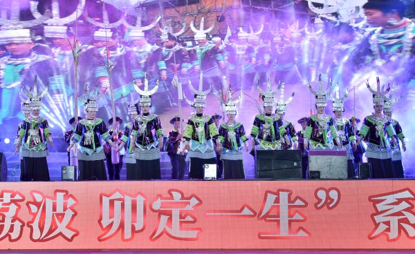 2025年9月13日，群众在贵州省黔南布依族苗族自治州荔波县人民广场参加2025年“爱在荔波·卯定一生”系列文艺节目表演活动。8.jpg