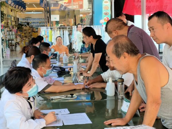 图为 群众咨询现场（鲁畅 摄）.jpg