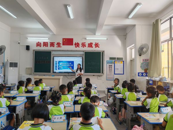 图为从江县城关第一小学于2025年9月15日开展“国家安全网络宣传周”主题班会活动，引导学生认清网络安全隐患，树立依法上网、安全用网意识。（杨志煌摄）.jpg