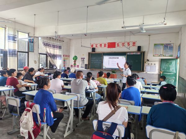 图为从江县庆云镇中心小学组织各班开展防电信诈骗主题班会活动，全体教师、学生及家长共同参与活动。（石成强摄）.jpg