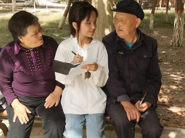给家里老人推普.jpg