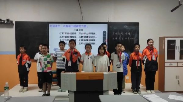 四年级学生在室内朗诵七律长征内容.jpg