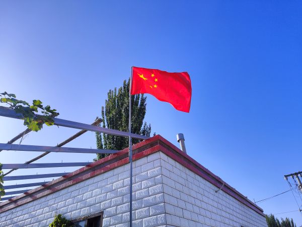 村民家五星红旗飘扬.jpg