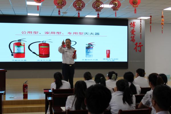图为刘毅教官向医务人员讲解各种灭火器的使用方法。.JPG