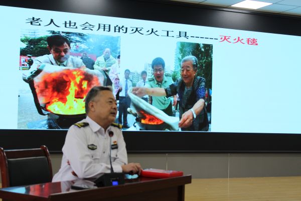 图为新疆中科民安消防公益宣教中心刘毅教官向医护人员讲解灭火毯的使用方法。.JPG