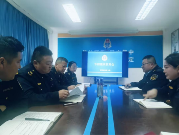 全体干部认真聆听自治区纪委监委通报的典型违纪案例.png