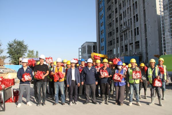 新疆天筑广联公司双节前慰问工地送温情 情暖一线.JPG