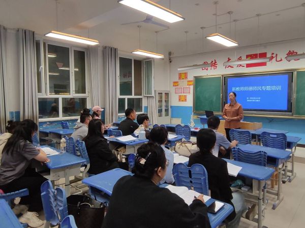 塔里木中学党支部书记刘智瑜授课.jpg