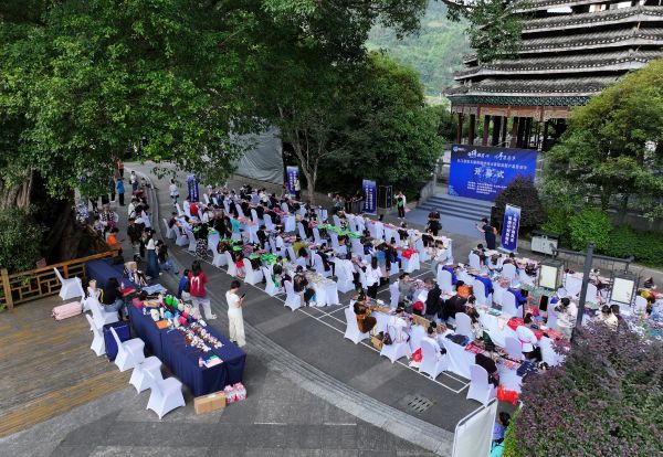 9月28日，绣娘在贵州省从江县“锦绣凝匠心·巧手展芳华”刺绣技能大赛上参加刺绣比赛(无人机照片)。.jpg