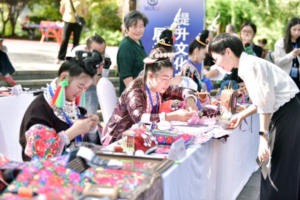 9月28日，绣娘在贵州省从江县“锦绣凝匠心·巧手展芳华”刺绣技能大赛上参加刺绣比赛。10.jpg