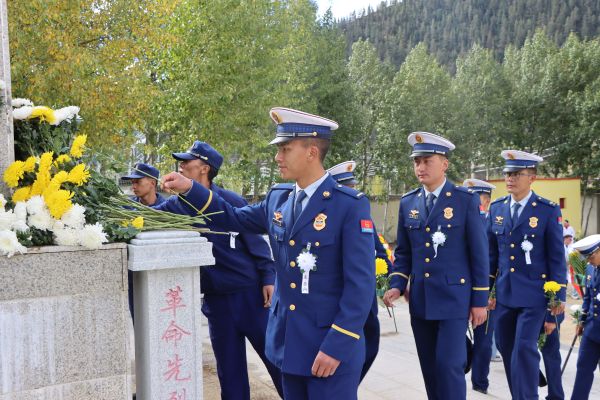 消防员敬献鲜花.JPG