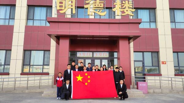 校领导、教师与国旗合影.jpg