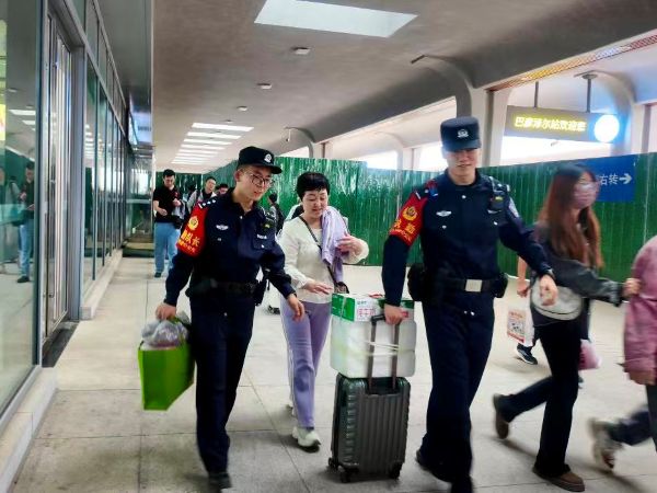 民警帮助旅客提拿行李.jpg