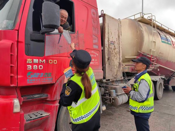 图二：为过往司乘人员发放相关法律法规宣传页.jpg
