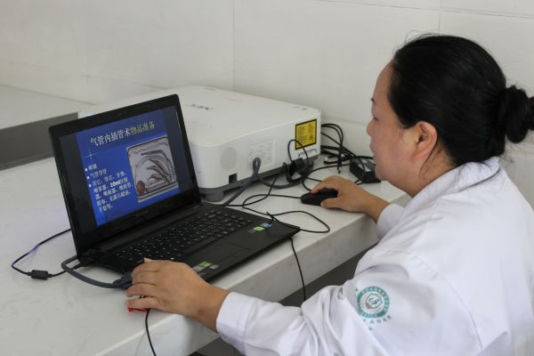 图为台州市中心医院心血管内科副主任医师、援疆专家陈婉斐就气管内插管术授课.JPG