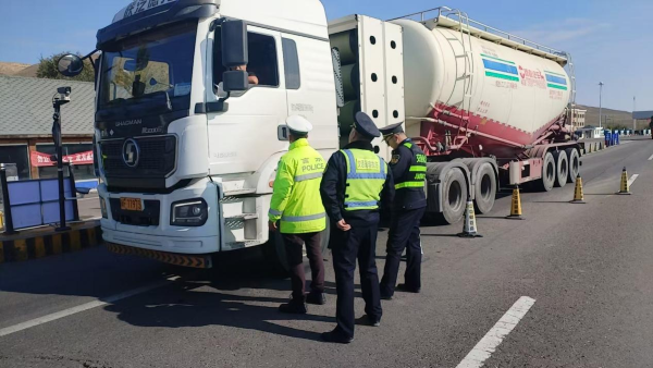 图二：联合检查货运客车.png