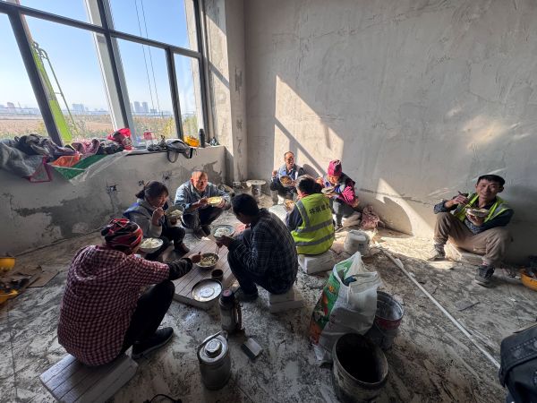 新疆天筑建工集团广联公司：工地“暖阳食光”，暖胃更暖心.jpg
