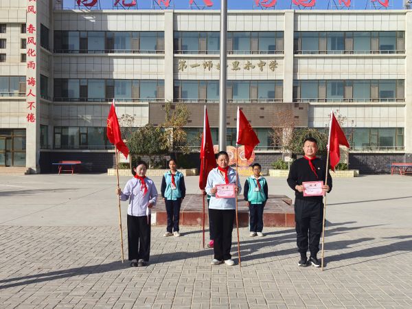 新聘中队辅导员合影照片.jpg